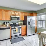 Family-Friendly Townhome 16 Mi To Pittsburgh!
