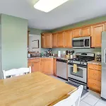 Family-Friendly Townhome 16 Mi To Pittsburgh!