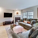 Family-Friendly Townhome 16 Mi To Pittsburgh!