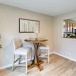 Family-Friendly Townhome 16 Mi To Pittsburgh!