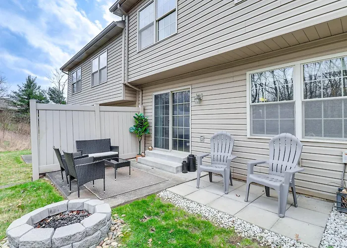 Family-Friendly Townhome 16 Mi To Pittsburgh!