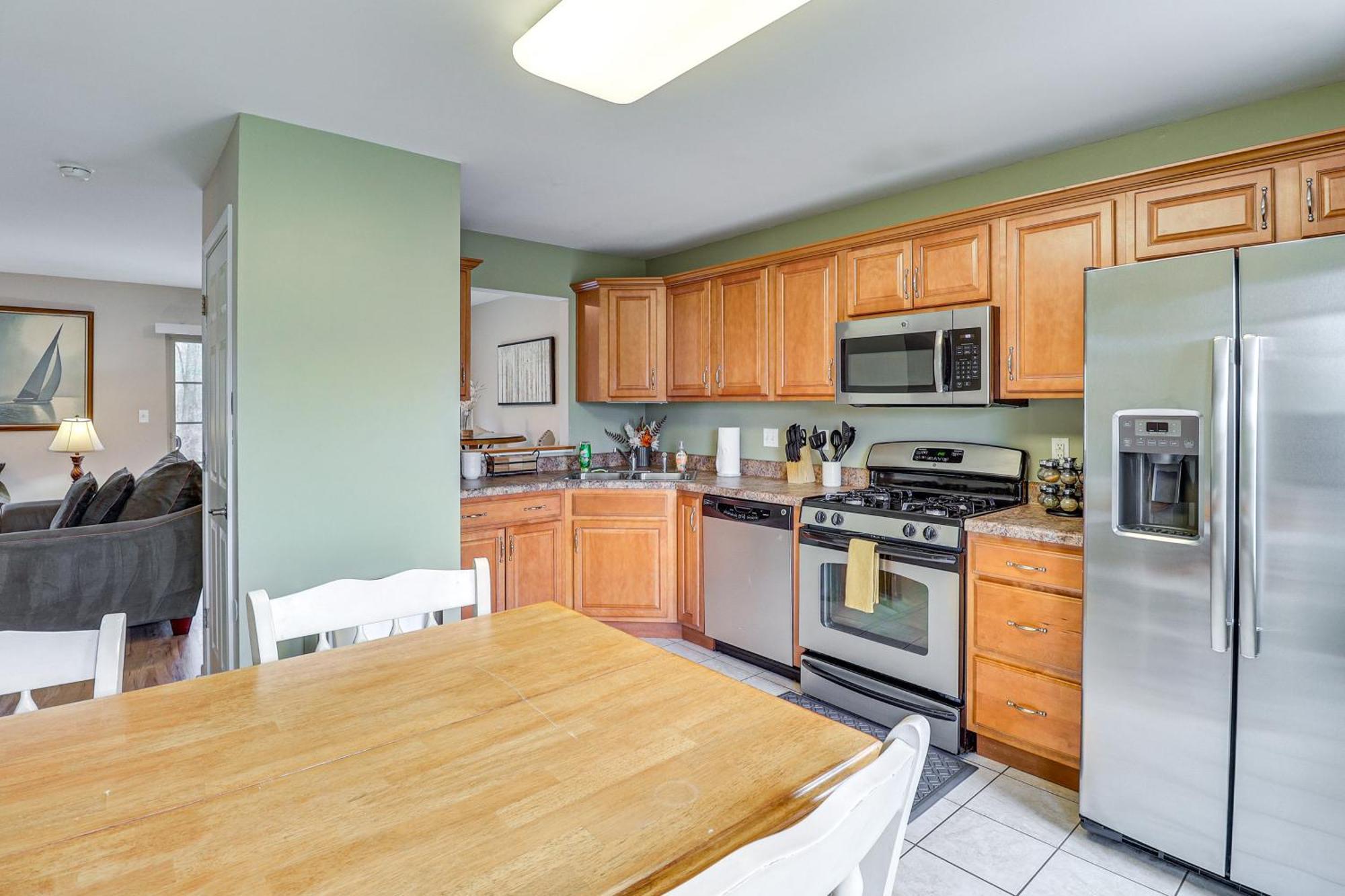 Family-friendly Townhome 16 Mi To Pittsburgh! Holiday home *