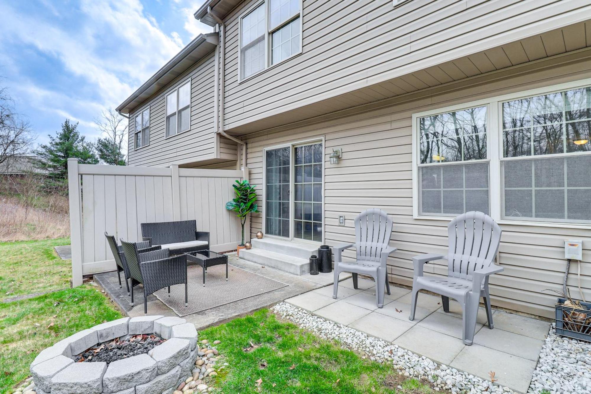 Family-friendly Townhome 16 Mi To Pittsburgh! * Monroeville