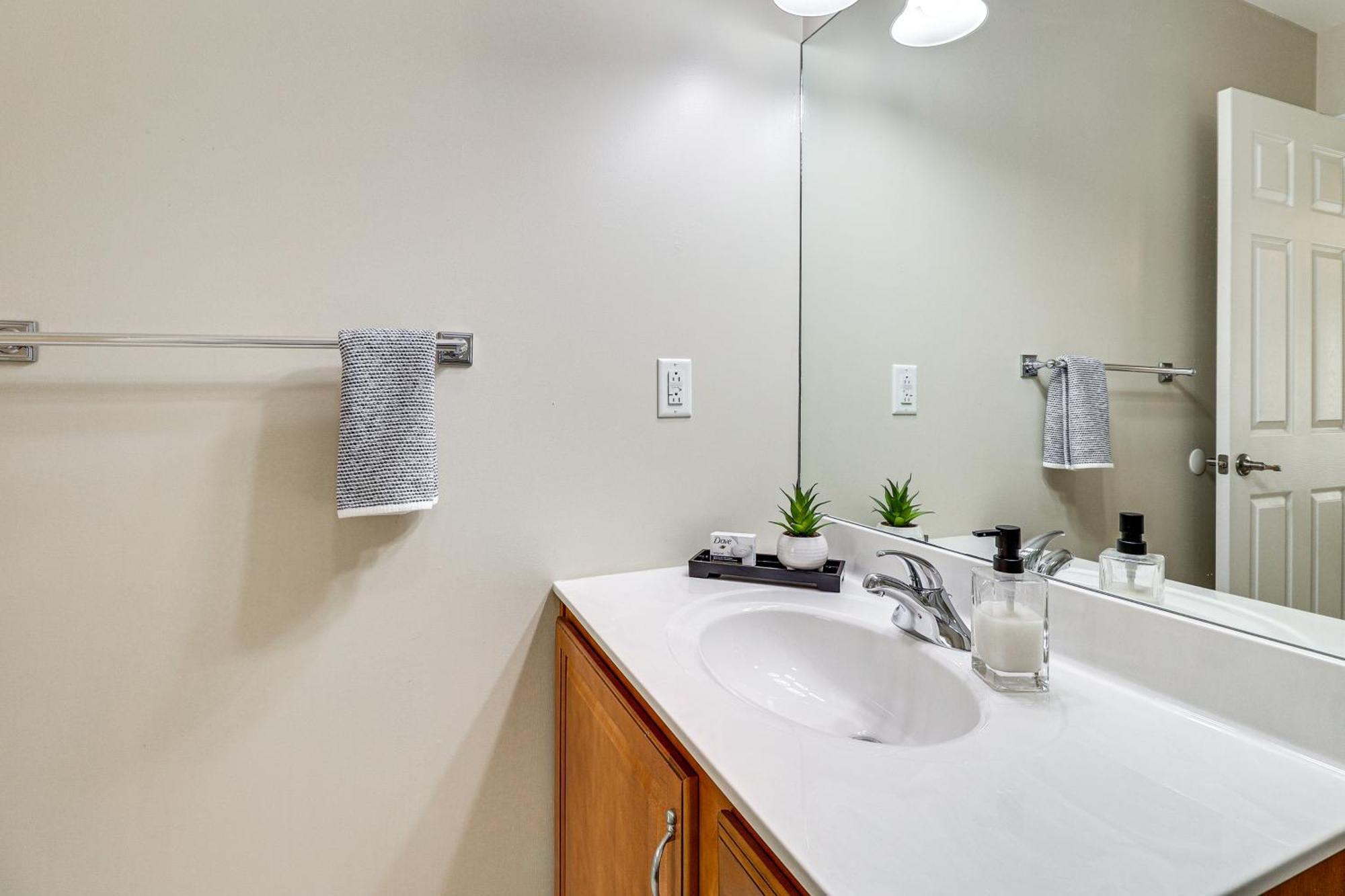 Family-friendly Townhome 16 Mi To Pittsburgh! Holiday home Monroeville