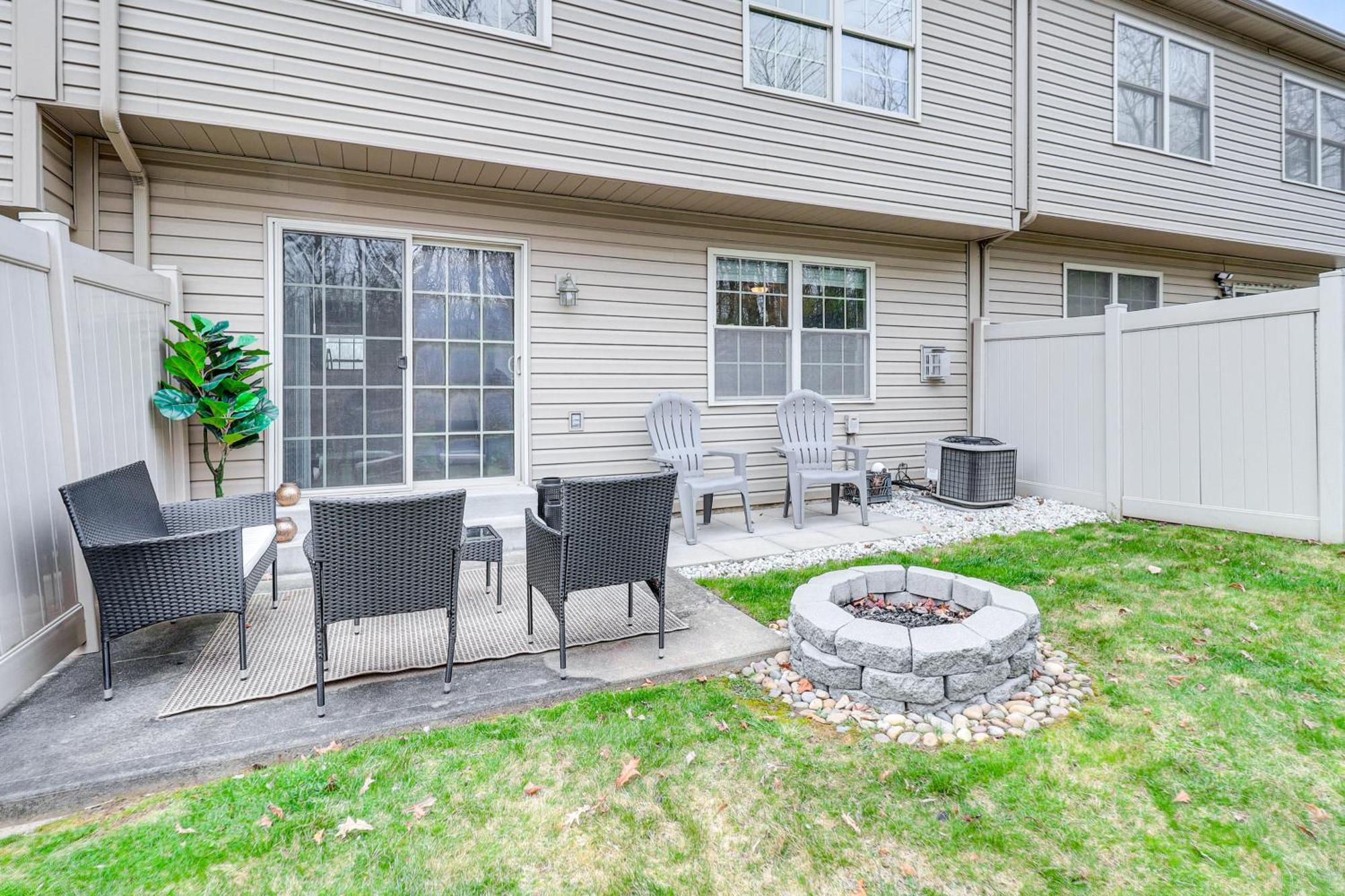 Holiday home Family-friendly Townhome 16 Mi To Pittsburgh!