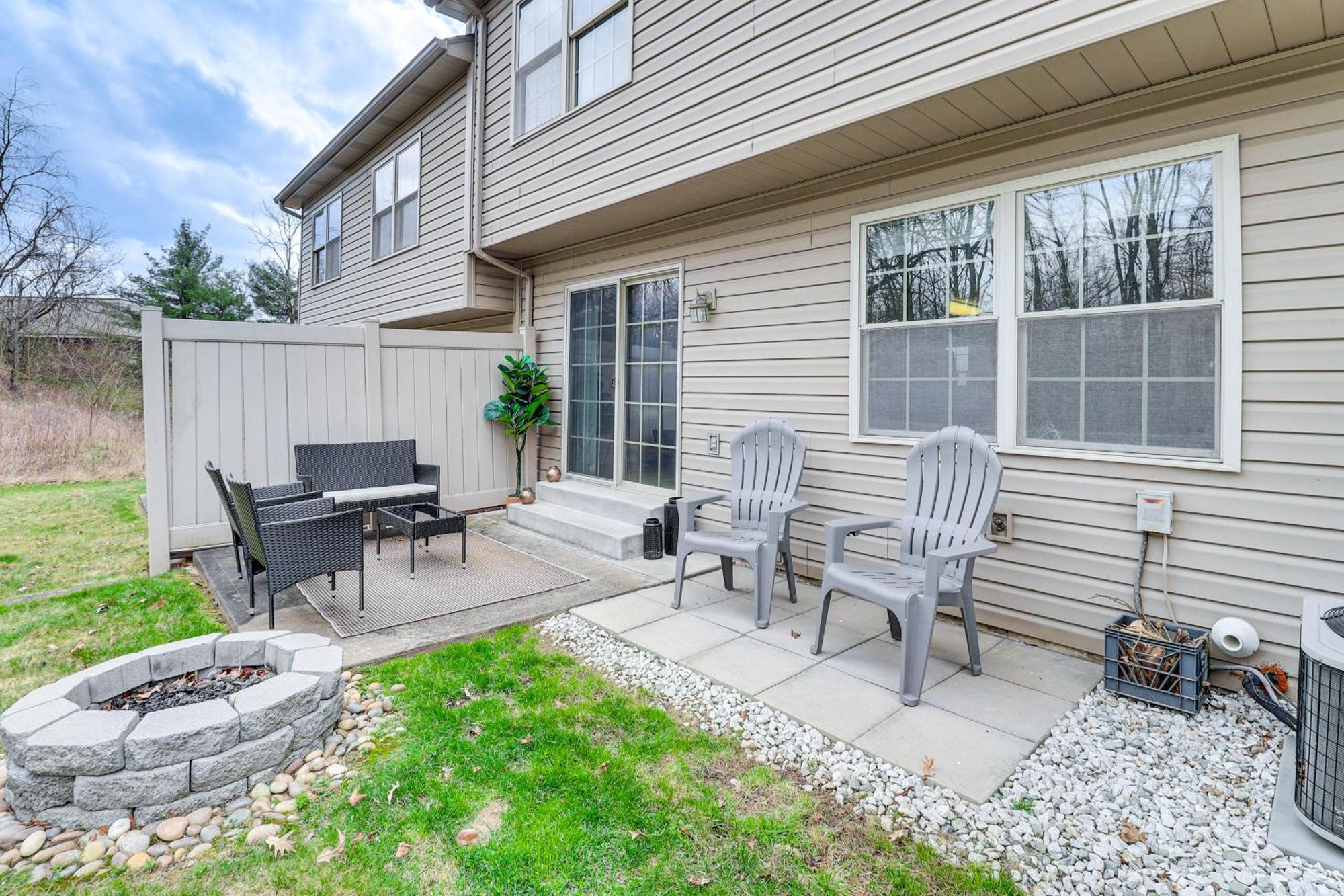 Family-friendly Townhome 16 Mi To Pittsburgh! Holiday home *