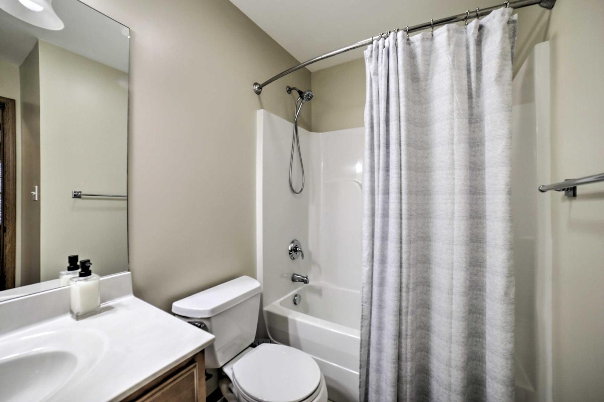 Family-friendly Townhome 16 Mi To Pittsburgh! Holiday home